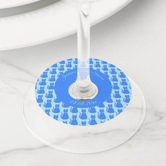 かわいいブルー男の赤ちゃん猫カスタム赤ちゃんシャワー ワイングラスタグ (クローズアップ)