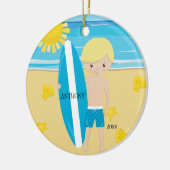 かわいいブロンドのサーファーの男の子のパーソナライズなクリスマス セラミックオーナメント (左)