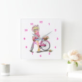 かわいいブロンドの女の子と、花に猫をつけたピンクの自転車 スクエア壁時計 (ホーム)