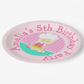 かわいいブロンドヘアガールベーキング誕生日パーティー ペーパープレート (アングル)