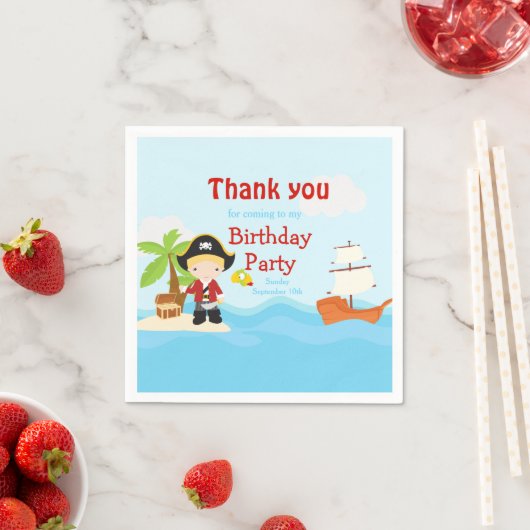 かわいいブロンド海賊ボーイinレッド誕生日 スタンダードカクテルナプキン (インサイチュ)