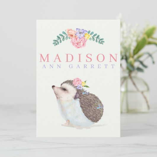 かわいいヘッジホッグのピンクの赤ちゃん女の子の写真誕生 案内状 (スタンド正面)