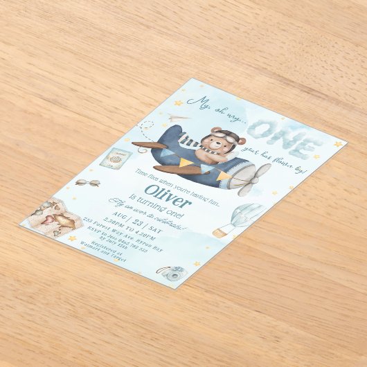 かわいいベアーブルー飛行機タイムフライ一つの誕生日 アクリル招待状 (レイダウン)