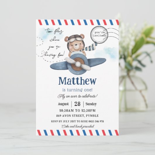 かわいいベアーブルー飛行機タイムフライ一つの誕生日 招待状 (スタンド正面)