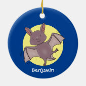 かわいいベビーこうもり飛んでいる漫画イラストレーション セラミックオーナメント (裏面)