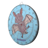 かわいいベビーこうもり飛んでいる漫画イラストレーション ダーツボード (正面右)