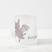 かわいいベビーこうもり飛んでいる漫画イラストレーション フロストグラスマグカップ (正面左)