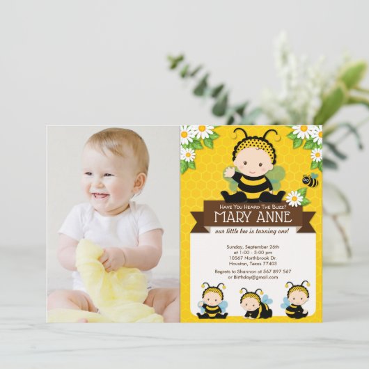 かわいいベビーのまわりにハニービー1stバースデーフォト 招待状 (スタンド正面)