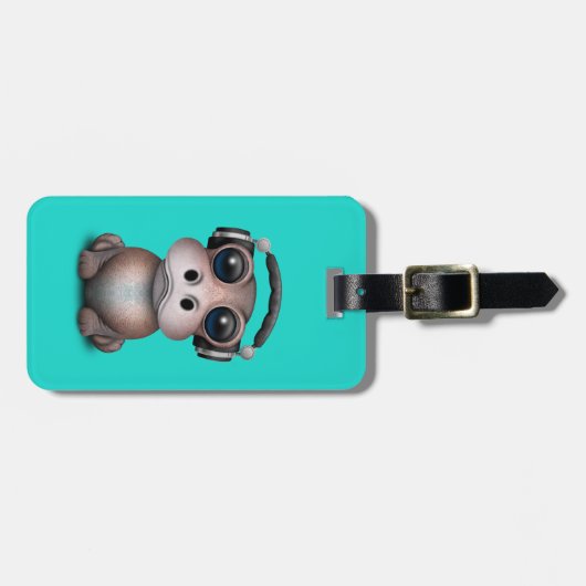 かわいいベビーのカバDjの身に着けているヘッドホーン ラゲッジタグ (正面横)