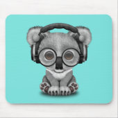 かわいいベビーのコアラの身に着けているヘッドホーン マウスパッド (正面)