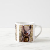 かわいいベビーのコブタの家畜の納屋周囲の庭のベビー エスプレッソカップ (右)