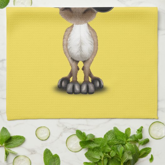 かわいいベビーのトナカイの身に着けているサングラス キッチンタオル (折り畳み)