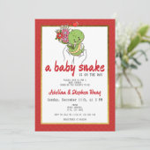 かわいいベビーのヘビが赤い赤ちゃんシャワーの途中にある 招待状 (スタンド正面)