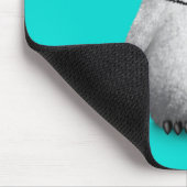 かわいいベビーのペンギンの青の身に着けている目ガラス マウスパッド (コーナー)