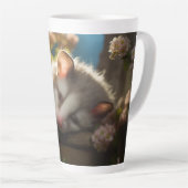 かわいいベビーのポッサムが庭で眠っている カフェラテマグ (右アングル)