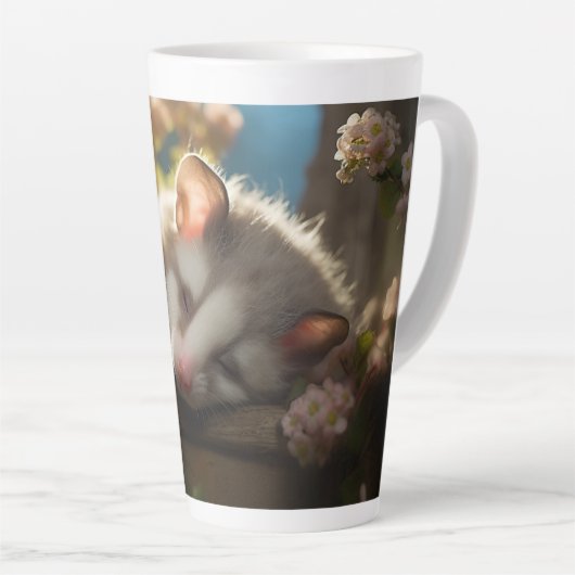 かわいいベビーのポッサムが庭で眠っている カフェラテマグ (右アングル)