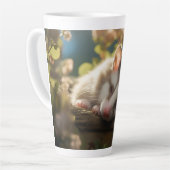 かわいいベビーのポッサムが庭で眠っている カフェラテマグ (左アングル)