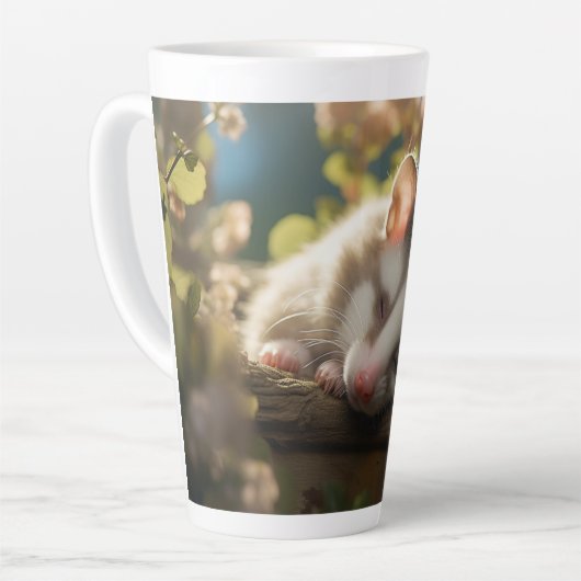 かわいいベビーのポッサムが庭で眠っている カフェラテマグ (左アングル)