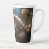 かわいいベビーのポッサムが庭で眠っている カフェラテマグ (右)