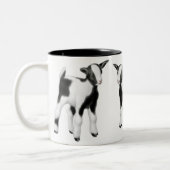 かわいいベビーのヤギのマグ ツートーンマグカップ (左)