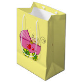 かわいいベビーの双生児の女の子は手押車のベビーシャワーを飾ります ミディアムペーパーバッグ (正面アングル)