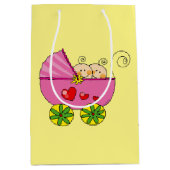 かわいいベビーの双生児の女の子は手押車のベビーシャワーを飾ります ミディアムペーパーバッグ (正面)