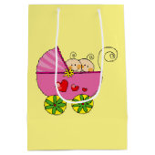 かわいいベビーの双生児の女の子は手押車のベビーシャワーを飾ります ミディアムペーパーバッグ (裏面)