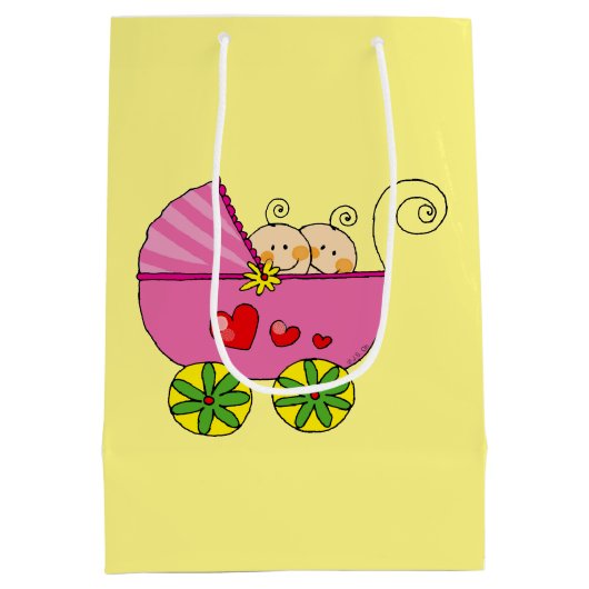 かわいいベビーの双生児の女の子は手押車のベビーシャワーを飾ります ミディアムペーパーバッグ (裏面)