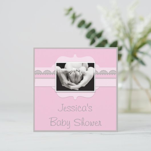 かわいいベビーの足のピンクのベビーシャワーはあなたの写真を加えます 招待状 (スタンド正面)