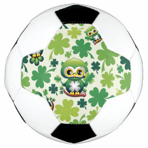 かわいいベビーふくろうの聖パトリック・デーのカートゥーン サッカーボール