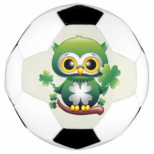 かわいいベビーふくろうの聖パトリック・デーのカートゥーン サッカーボール