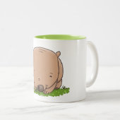 かわいいベビーウォンバット漫画イラストレーション ツートーンマグカップ (正面右)