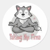 かわいいベビーオオカミ瞑想のためのヨガポーズ ラウンドシール (正面)