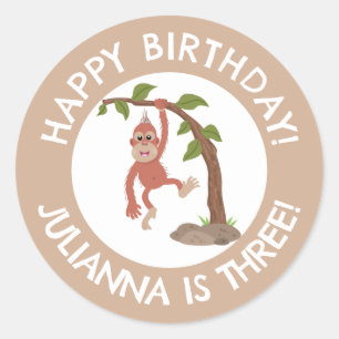 かわいいベビーオランウータンの漫画のパーソナライズされた誕生日 ラウンドシール