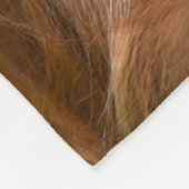 かわいいベビーオランウータンまっすぐ前方を見る フリースブランケット (角)