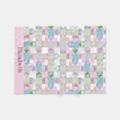 かわいいベビーガールヴィンテージキルトデザイン名前をカスタムする フリースブランケット (正面(横))