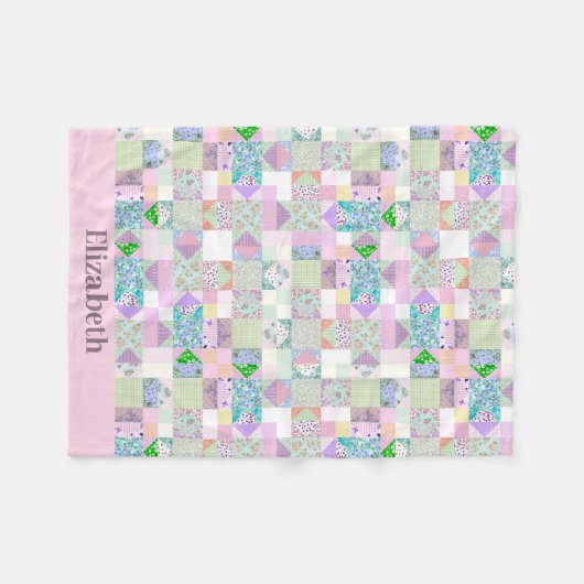 かわいいベビーガールヴィンテージキルトデザイン名前をカスタムする フリースブランケット (正面(横))