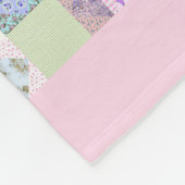 かわいいベビーガールヴィンテージキルトデザイン名前をカスタムする フリースブランケット (角)