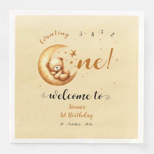 かわいいベビークマが月の上で眠る1歳の誕生日 (正面)