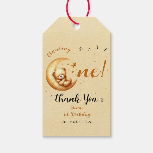 かわいいベビークマが月の上で眠る1歳の誕生日 ギフトタグ (正面)