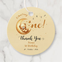 かわいいベビークマが月の上で眠る1歳の誕生日