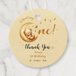 かわいいベビークマが月の上で眠る1歳の誕生日 フェイバータグ