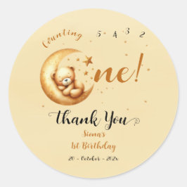 かわいいベビークマが月の上で眠る1歳の誕生日 ラウンドシール