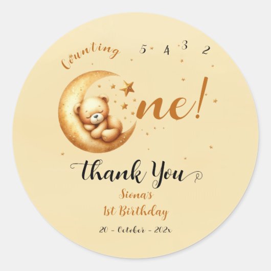 かわいいベビークマが月の上で眠る1歳の誕生日 ラウンドシール (正面)