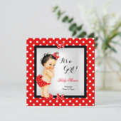かわいいベビーシャワーガール 赤 黒 茶色の髪 招待状 (スタンド正面)