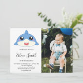 かわいいベビーシャーク誕生日フォト招待状 招待状 (スタンド正面)