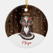 かわいいベビースカンクパーソナライズされたガール生まれたばかりのファースト セラミックオーナメント (正面)