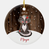 かわいいベビースカンクパーソナライズされたガール生まれたばかりのファースト セラミックオーナメント (裏面)