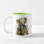 かわいいベビーゾウ青いパーソナライズされた花 ツートーンマグカップ (左)