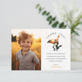 かわいいベビートゥカン、飛んできて、子供の誕生日写真 サンキューカード (スタンド正面)